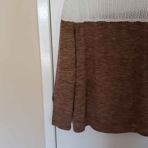 Lace shoulder long sleeve shirt - Picture 2 of 4